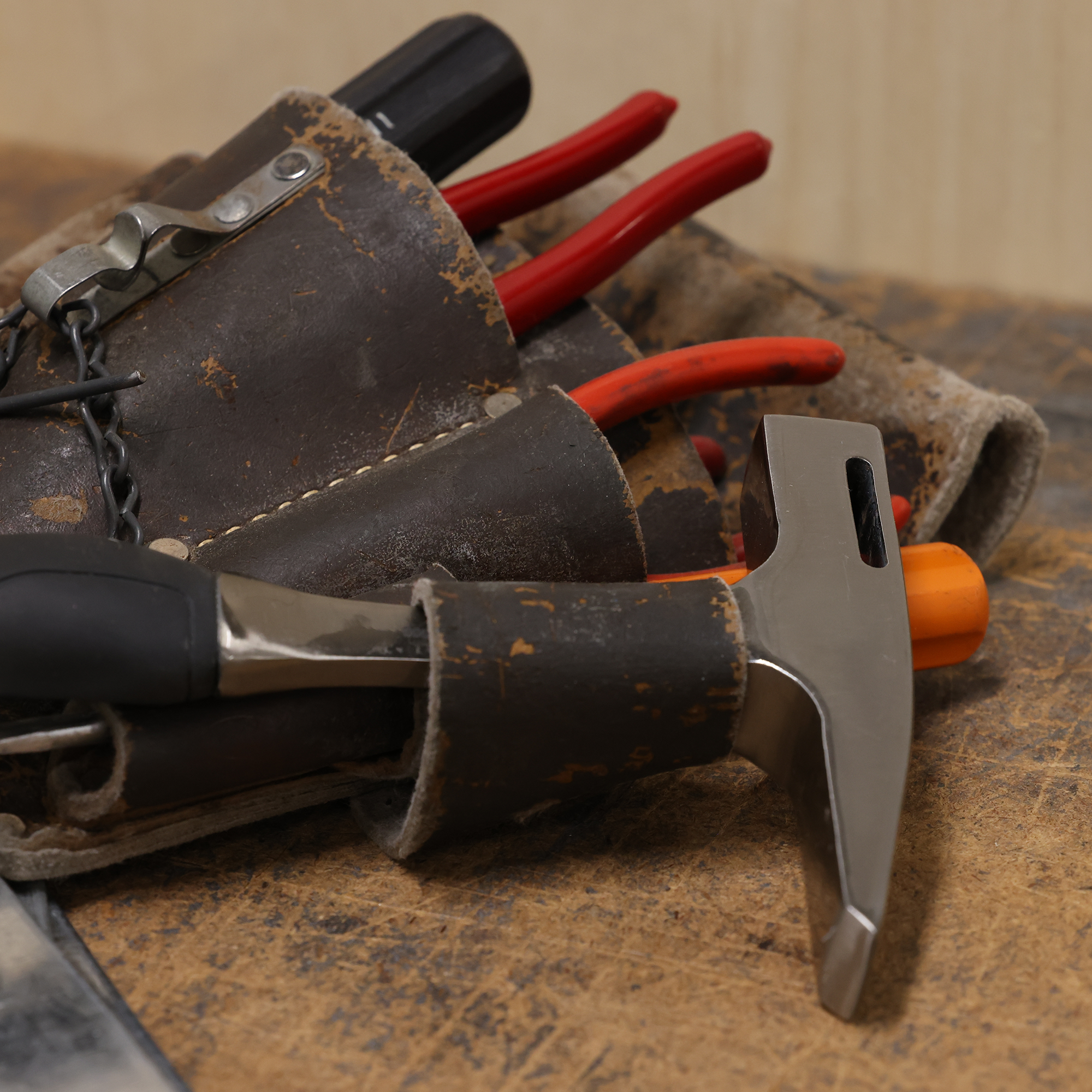 Malco Tools TMH1 Tin Master™ Hammer – 18 oz Tinner’s Hammer with Built-In Drive Cleat Bending Slot - Edmondson Supply