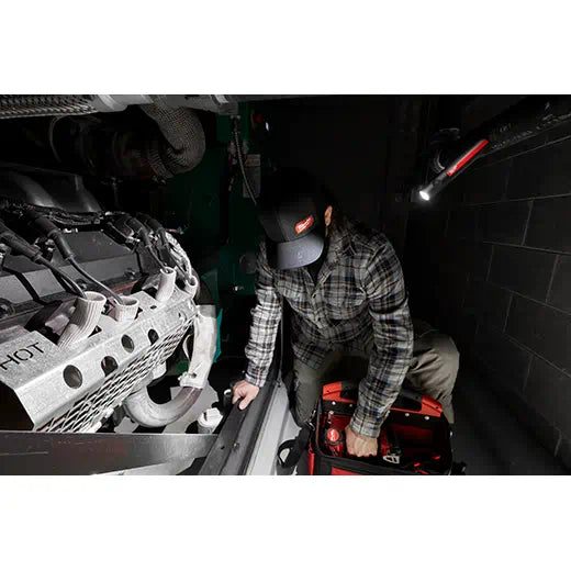 Milwaukee 2011R Milwaukee® Rechargeable 500L Everyday Carry Flashlight w/ Magnet - Edmondson Supply