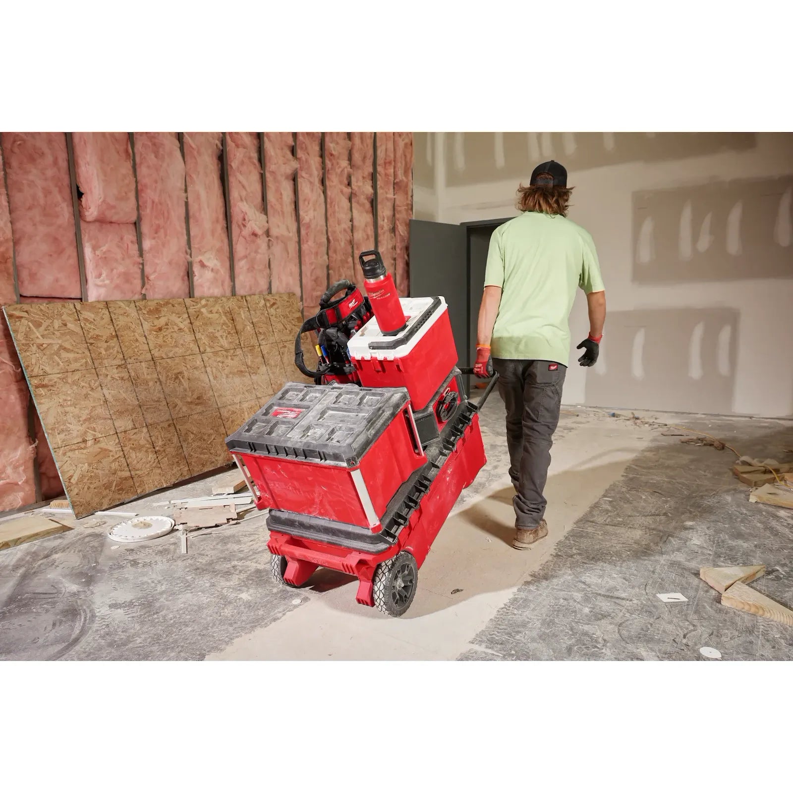 Milwaukee 48-22-8396R PACKOUT™ 24oz Insulated Bottle with Chug Lid - Edmondson Supply