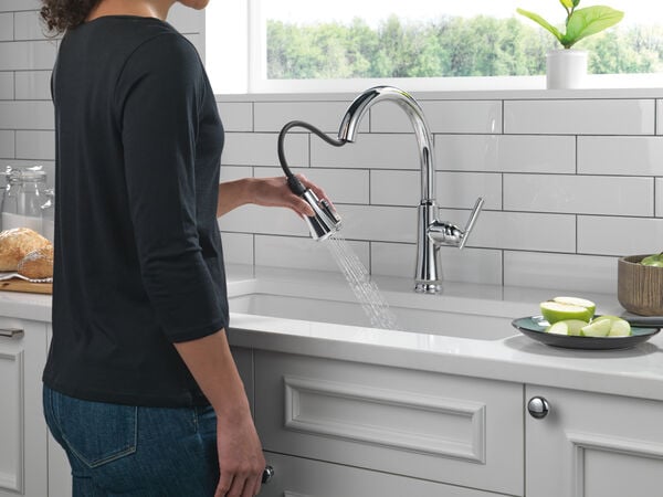 Single Handle Pull-Down Kitchen Faucet with Touch2O® Technology in Chrome  9159T-DST