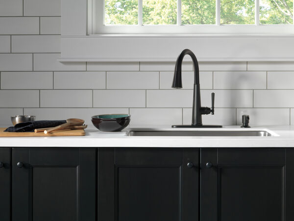 Delta EMMELINE™  9182-BL-DST Single Handle Pull Down Kitchen Faucet In Matte Black