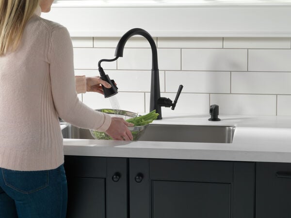 Delta EMMELINE™  9182-BL-DST Single Handle Pull Down Kitchen Faucet In Matte Black