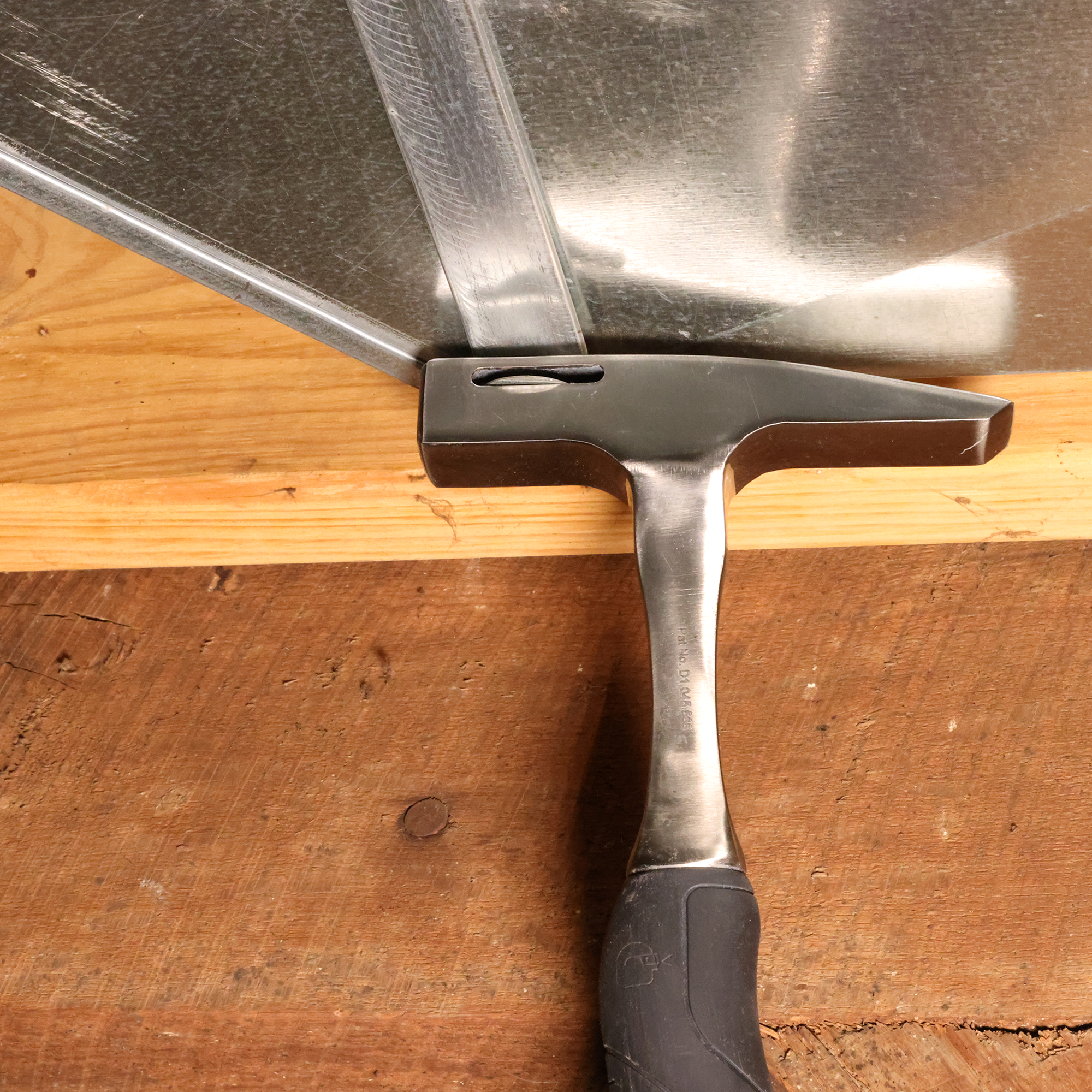 Malco Tools TMH1 Tin Master™ Hammer – 18 oz Tinner’s Hammer with Built-In Drive Cleat Bending Slot - Edmondson Supply