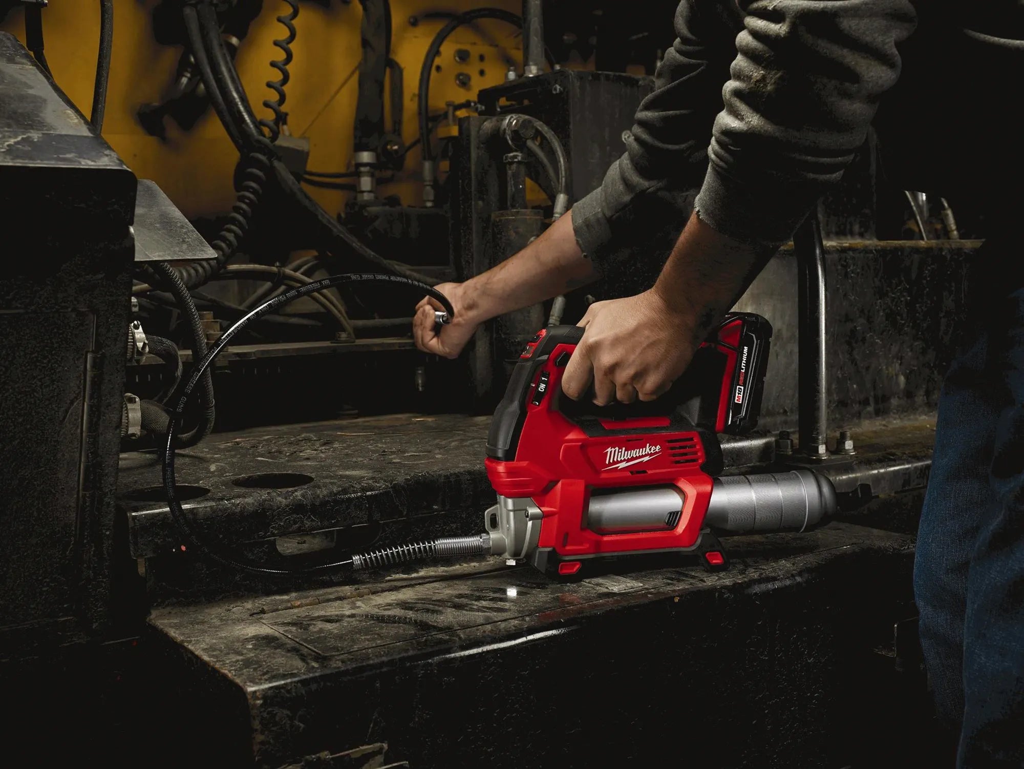Milwaukee 2646-21CT M18™ Cordless 2-Speed Grease Gun Kit - Edmondson Supply