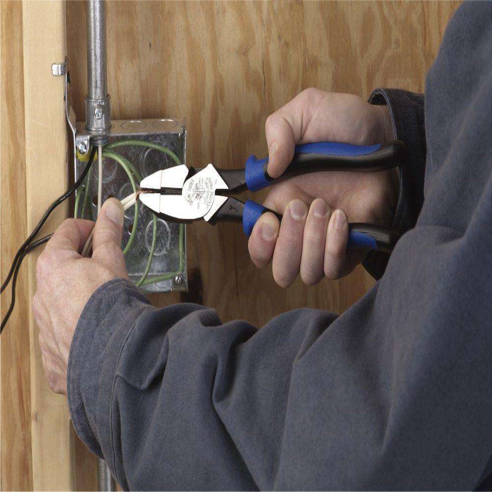 Klein Tools J2000-9NE Lineman's Pliers, 9-Inch, Journeyman Handle - Edmondson Supply